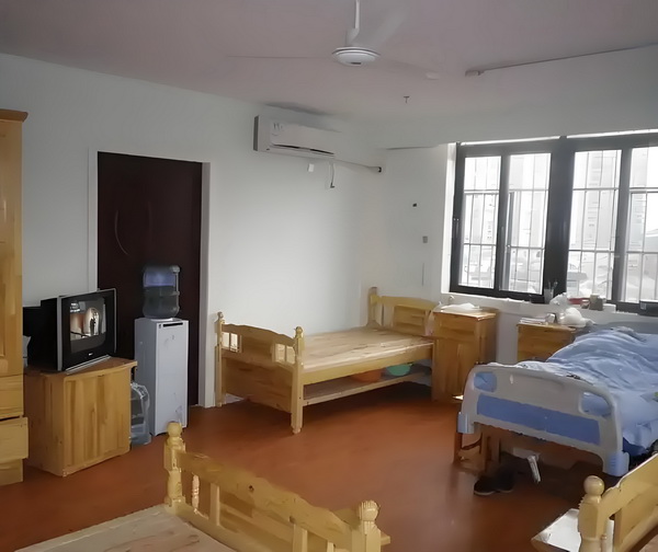 深圳个人申报积分入户_姜文生涯唯一失败作品？且慢 女子门口多岁一名站着